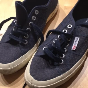 Superga sneakers, storlek 40 - Superga sneakers, begagnade men närmast nyskick (endast provade). Marinblå färg.