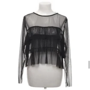 💋🖤Svart Zara meshtopp med volanger🖤💋 - As snygg zara meshtopp med volanger med små prickar på, säljs inte längre i butik och den är väldigt unik:) 💋säljs pga ingen användning<3