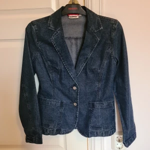 Jeanskavaj - Mycket snygg jeanskavaj. Två fickor fram. Endast använd ett fåtal ggr. Nu tyvärr för liten.