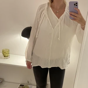 Vit Blus H&M  - Använd men i fint skick! 
