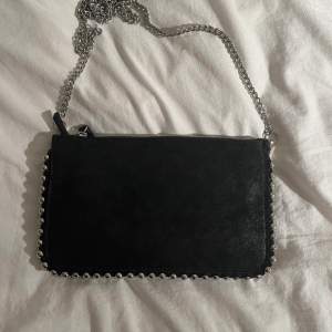 Säljer min super fina handväska från zara då jag inte använder den längre. Den är som ny och har inga skador!❤️