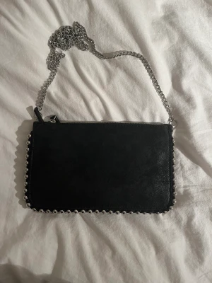Liten Handväska  - Säljer min super fina handväska från zara då jag inte använder den längre. Den är som ny och har inga skador!❤️