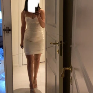 Satinklänning - Säljer min galet sexiga klänning😻 Jag har endast använt den en gång och är därav i nyskick! Den är av satin och kramar kurvorna på alla rätta ställen då det är som en inbyggd korsett! Hör av dig vid intresse och för mer info🤍🫧✨