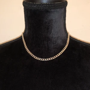 Silver kedja - Silverfärgad kedja. Har knappt använt den. Längd ca 50cm. Vikt ca 10g.