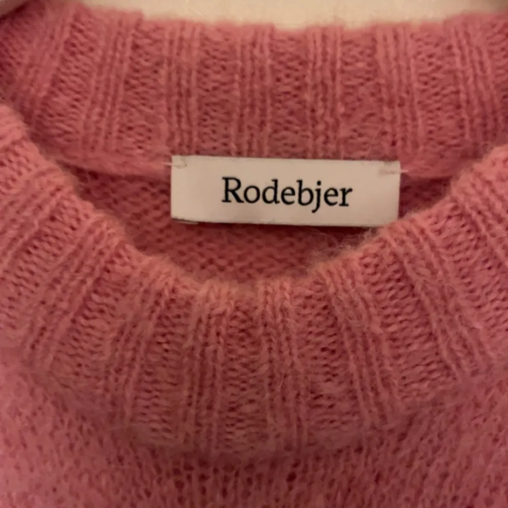 En fin rosa stickad tröja från Rodebjer Max använd två gånger nu pris 2000. Stickat.