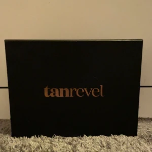 Tan revel - Säljer min tan revel pga de ej används. Lite mindre en halva flaskan av vätskan är kvar i “start färgen” En fullt fungerande och knappt använd sprej med en sladd, allt är med och i ny skick.