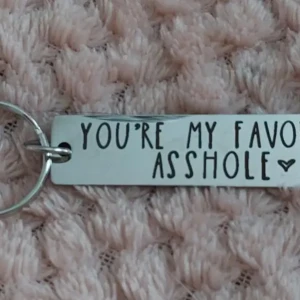 Nyckelring med text. - Silverplaterad nyckelring med text. fint skick.  15% rabatt vid köp av fler annonser.  Samfraktar.