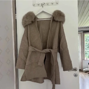 Kappa - Beiga kappa men ser MÖRKARE ut på bild strl S men funkar som M bra skicka knappt använd, inget speciellt märke äkta päls