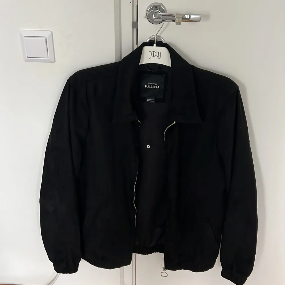 Stilig svart mockajacka från märket Pull & Bear i fint skick, däremot går det ej att stänga jackan, därav priset. Strl M. Takit.