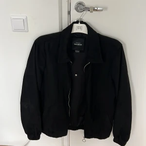Snygg svart mockajacka - Stilig svart mockajacka från märket Pull & Bear i fint skick, däremot går det ej att stänga jackan, därav priset.  Strl M