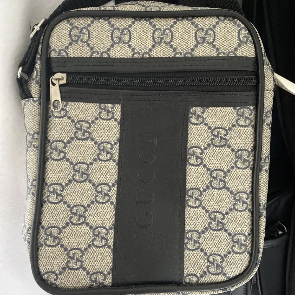En enkel liten Gucci väska för ett super pris!. Accessoarer.