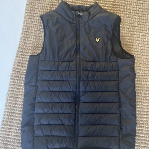 Lyle&scott väst - Säljer min superfina Lyle&scott väst i strl 14-15 år. Superfint skick! 