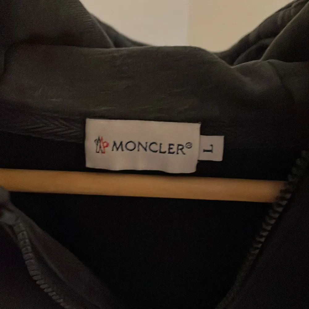 Helt ny moncler hoodie, storlek L men passar även M och ksk S, äkta vara✅ helt ny🙌🏽. Hoodies.