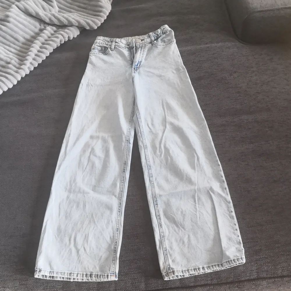 Byxor från Lindex i fint skick sitter inte så bra på mig då dom är försmå🤍. Jeans & Byxor.