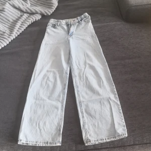 Byxor från Lindex  - Byxor från Lindex i fint skick sitter inte så bra på mig då dom är försmå🤍