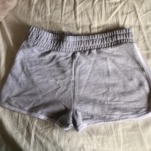 Gråa mjukisshorts  - Jättefina gråa mjukisshorts 