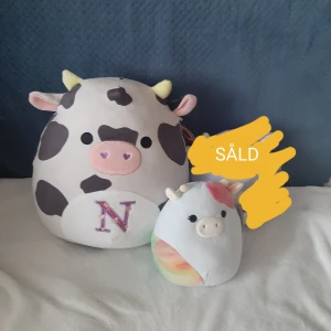 Squishmallows kor - Säljer Colin och Caedia. Colin 30cm 300kr. Caedia 20cm 200kr. Kan mötas i Stockholm eller skicka.