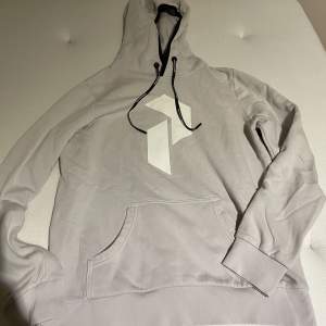 Säljer en jättefin Peak Performance hoodie i storlek S. Färgen är creamgrå och passar till andra färgade klädesplagg. Tröjan är varm och täcker kylan nu för vinter och höst. Pris kan diskuteras, skriv för mer info! 