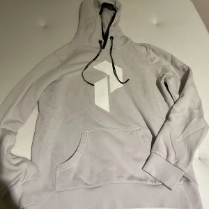Peak Performance hoodie (huvtröja,tröja) - Säljer en jättefin Peak Performance hoodie i storlek S. Färgen är creamgrå och passar till andra färgade klädesplagg. Tröjan är varm och täcker kylan nu för vinter och höst. Pris kan diskuteras, skriv för mer info! 