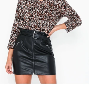 Läderkjol - Läderkjol märke only, knappt använd. Stl 38. Köparen betalar frakt och kan mötas i almedal i gbg🤍