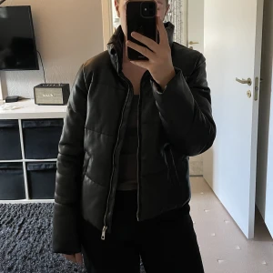 Jacka - Skitsnygg jacka i PU material från Jacqueline de Young i storlek S. Använder inte längre