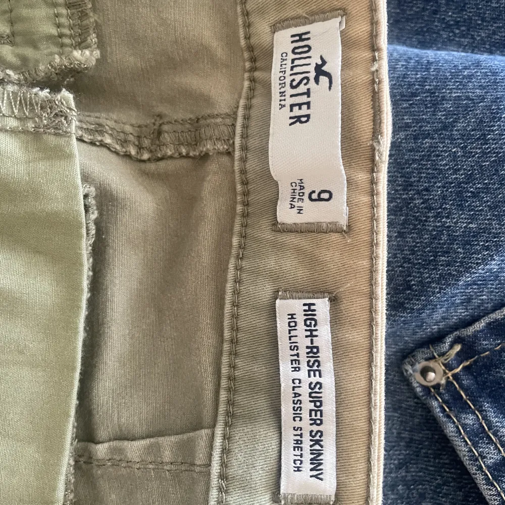 Hollister olivgröna byxor, aldrig använt!! Som nytt!! Storlek 9 (motsvarar 36/38). Jeans & Byxor.