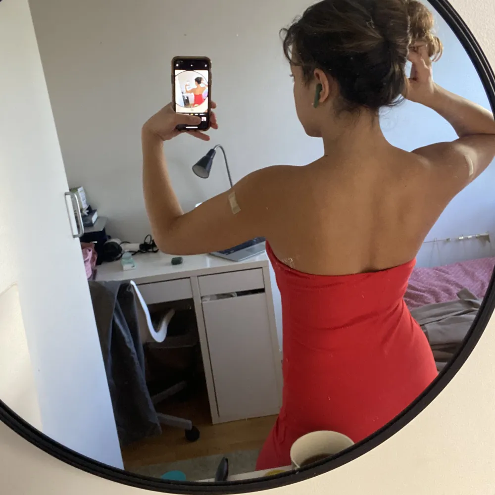 Intressekoll! Så snygg röd bandeau klänning som jag köpte i Rom i somras som aldrig kom till användning. Den är som ny o formar sig efter kroppen perfekt och behöver en ny ägare 🤍🥰 Passar XS-M beroende på hur du vill att den ska sitta. . Klänningar.
