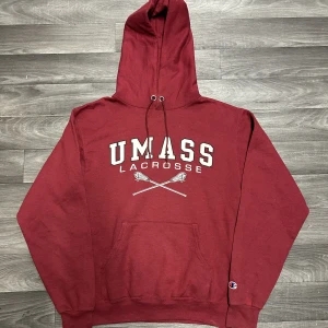 Champion Umass Hoodie - Snygg college Hoodie från champion i storlek S! Bara att skriva om du undrar över något🙏