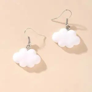 Ett par jättesöta vita moln örhängen.☁️☁️☁️ Säljer då de inte kommer till användning. För mer info och bilder skriv privat.