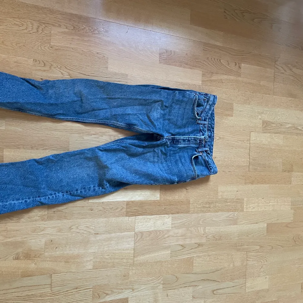 Säljer nu dessa skitsnygga blåa jeans från Zara. Dem är i storlek 38  och sitter väldigt skönt. Nypris 699 kr. Jeans & Byxor.