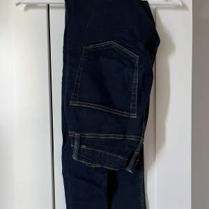 Mörkblå jeans från Lager 157. Frakt tillkommer
