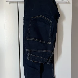 Jeans - Mörkblå jeans från Lager 157. Frakt tillkommer