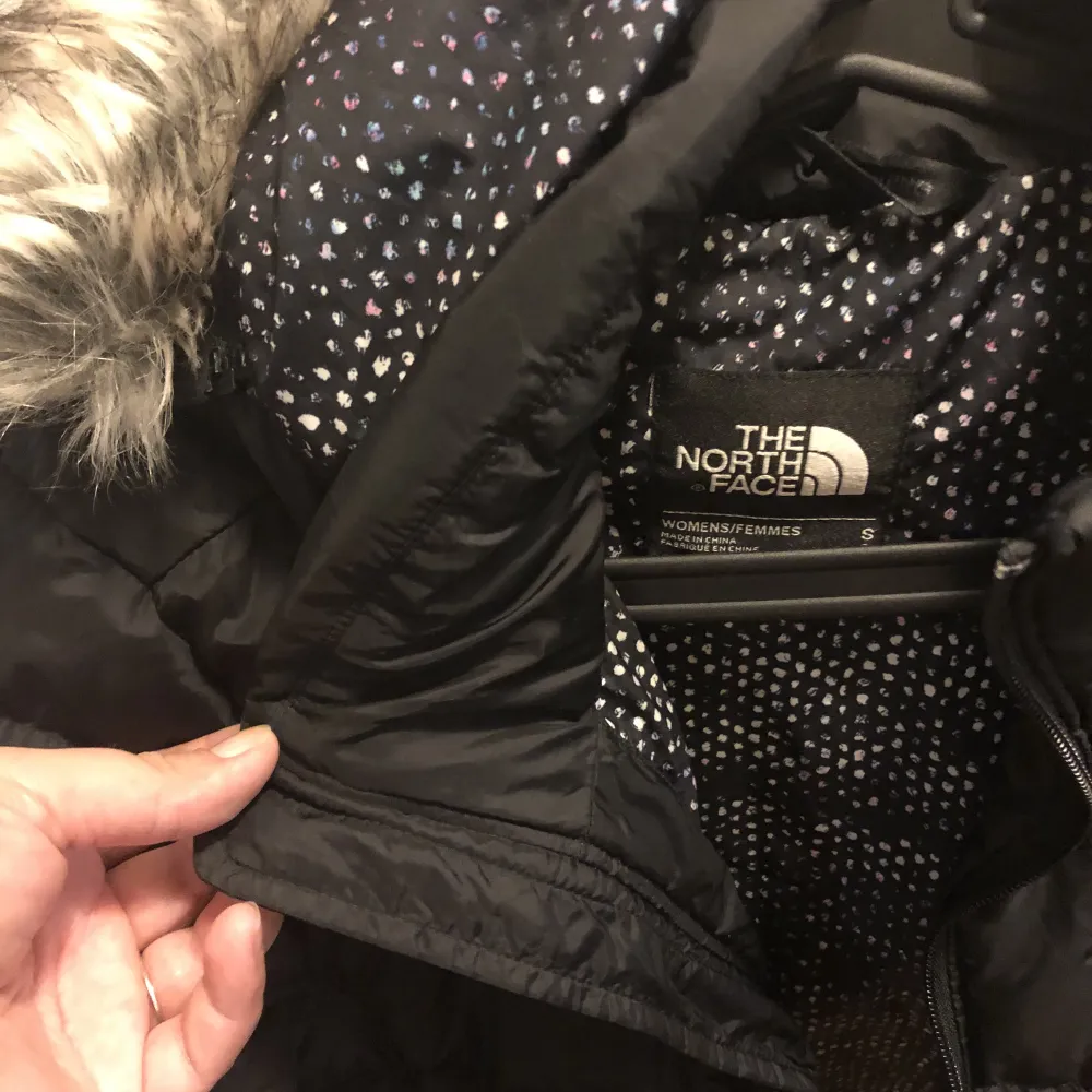 Jätte fin North Face jacka i ny skick! Avtagbar päls på huvan. Använde den några gånger förra vintern o tycker den är så fin men är tyvärr för liten för mig då jag gått upp.De är strlk.S, nypris 3399kr säljer för 800kr (kan diskuteras). Takit.