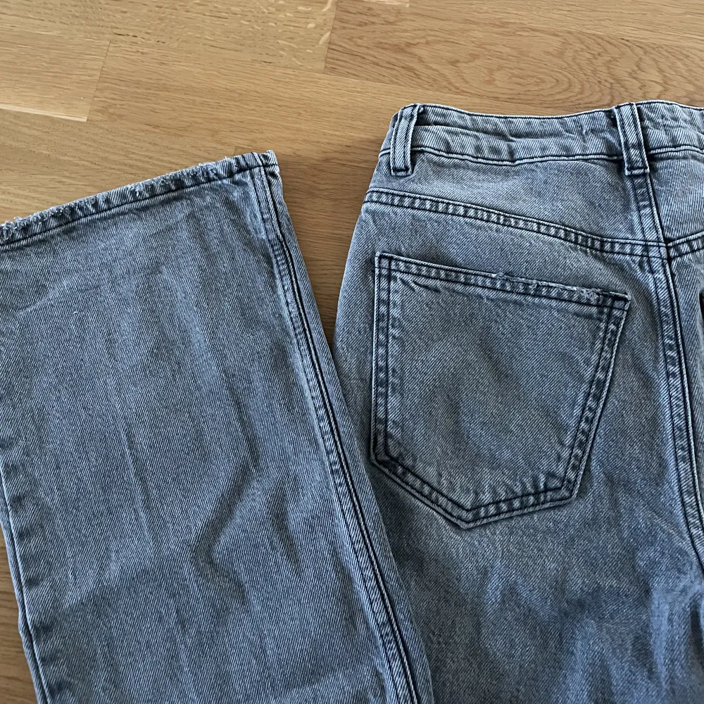 Gråa super fina jeans som tyvärr inte kommer till användning💕första bilen är lånad💕. Jeans & Byxor.