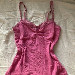 Vintage rosa top - Gullig vintage top som är rosa med små silvriga prickar. Köpt second hand för 100 kr men kommer sällan till användning.