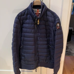 Parajumper jacka - Marinblå parajumper jacka i storlek S. Nypris ca 4500kr. Kunden står för frakten 