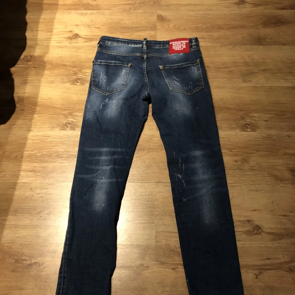 Bra skick på dsquared jeans i storlek 42. Ny pris 1700, som endast säljs för 449 men priset kan gå o sänkas;). Jeans & Byxor.