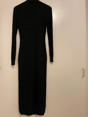 Midikläning  - Kopia Fendi klänning jätte snygg och använd bara 1 gång 