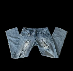 Lågmidjade jeans😇😇 - As snygga Lågmidjade jeans!! Säljer då de var lite för korta på mig.. Längd-95cm, midjemått-42x2, innerbenslängd-76cm
