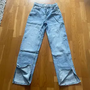 Jeans med slits stl 32 (men är som 34 i storleken) från Gina tricot i bra skick 100 kr, köparen står för frakten 