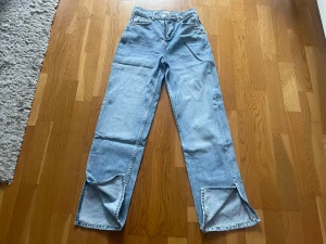 Jeans med slits stl 32 (men är som 34 i storleken) från Gina tricot  - Jeans med slits stl 32 (men är som 34 i storleken) från Gina tricot i bra skick 100 kr, köparen står för frakten 