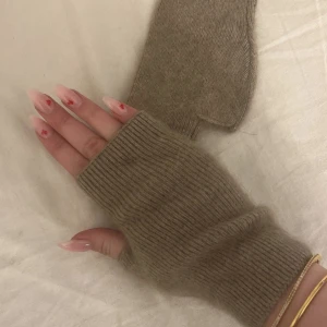 Beigea torgvantar  - Kashmirmix och bomull, jättesköna i materialet och otroligt snygga!! 199:-/st  