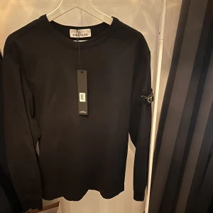 Stone island  - Säljer nu min stone island sweatshirt då den inte kommer till användning  Skick:9.5/10 (inga märken alls)