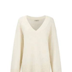 Stickad tröja  - Jag säljer en super skön och varm tröja som är så fin. Den här tröjan sticker inte alls och är i super bra skick. Jag har använt en gång för att jag tycker den är lite för stor för mig som är 159 cm. Men den är i perfekt längd! Skriv gärna för egna bilder