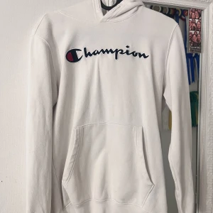Champion hoodie  - Vit champion hoodie som är sparsamt använd💕 