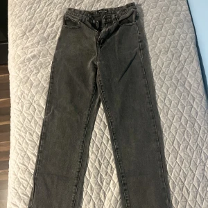 Plt jeans - Säljer mina fina jeans från pretty little thing. Jag säljer dom billigt för att jag har massa likadana och behöver verkligen bli av med mina jeans.