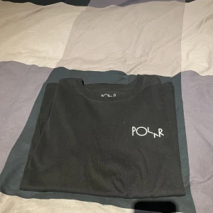 Polar t-shirt - Hej! Säljer nu min riktigt snygga polar t-shirt. Väldigt fint skick och extremt bra kvalite, lite tjockare i material vilken är positivt. Storlek S men är lite större i storlek.  Nypris: 500kr