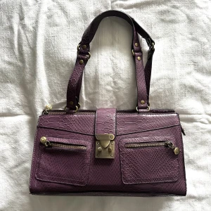 Väska  - Lila söt väska, bredd 32cm, höjd 17cm