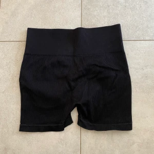 Träningsshorts  - Säljer dessa träningsshorts köpta på shein, aldrig använda! Storlek L men skulle säga mer som en S/M 💞