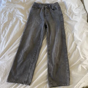 Grå jeans - Säljer nu mina älskade grå midwaistjeans köpta i korea🤍 Passar perfekt till alla outfits! Använda sparsamt! Går bra att bara klicka på köp nu🥰